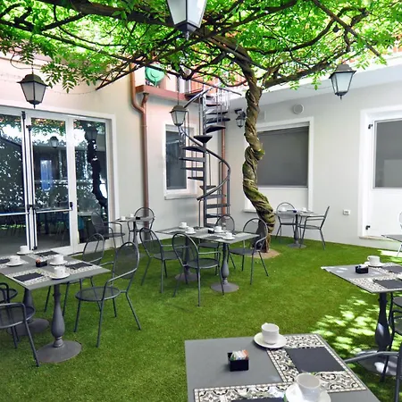 Cavour 30tre - Moderno 酒店 斯特雷萨