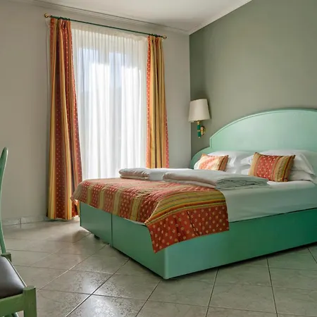 Cavour 30tre - Moderno 3* Στρέσα